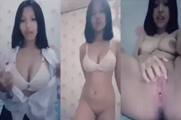 Cewek Muda Langsing Pamer Bodi Montok Hot poster