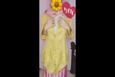 Ukhti Kebaya Pink Unjuk Bodi Mulus Waktu Live Streaming poster